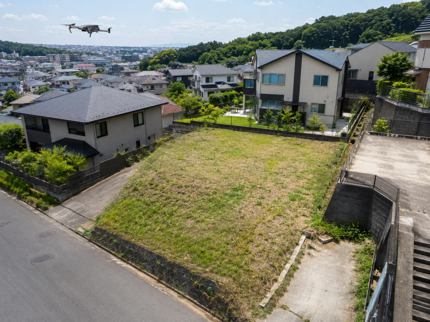 地上から見えにくい土地を空から確認するイメージ